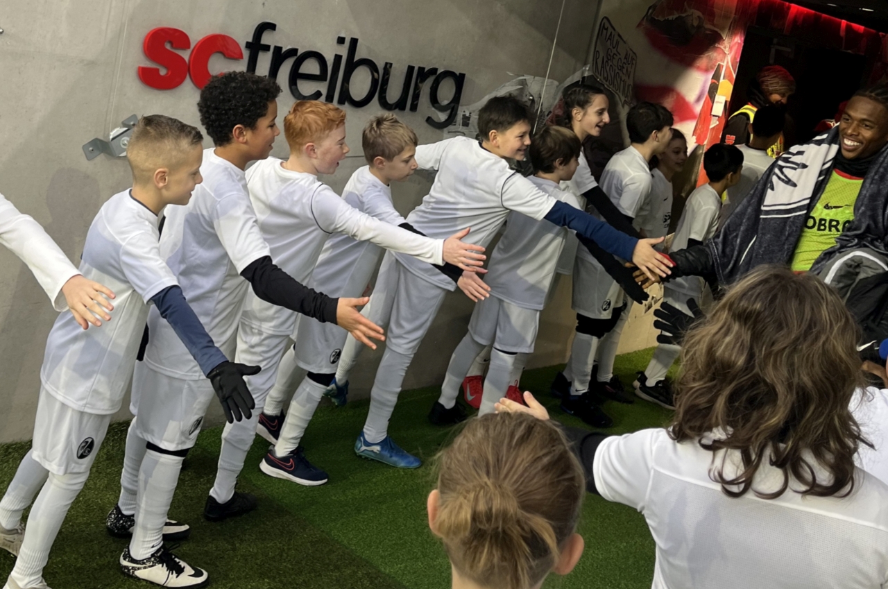 VfB-Einlaufkinder beim SC Freiburg