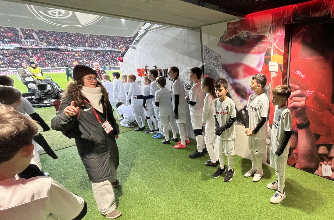 VfB-Einlaufkinder beim SC Freiburg