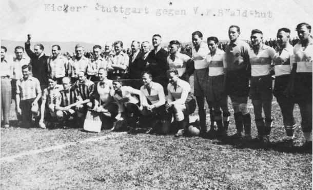 VfB Waldshut im Tschammerpokal
Am 25. August 1940 gab es eines der sportlichen Highlights in der Geschichte des VfB Waldshut: Im Tschammerpokal, der dem heutigen DFB-Pokal entspricht, traf die Mannschaft auf dem Sportplatz Bleiche in der Runde der letzten 16 Mannschaften auf die Stuttgarter Kickers, eines der Top-Teams der damaligen Zeit. Nachdem zuvor so renommierte Teams wie der FC Freiburg oder die Sportfreunde Freiburg aus dem Rennen geworfen wurden, gab es gegen die Kickers vor mindestens 3000 Zuschauern eine 0:8-Niederlage.
