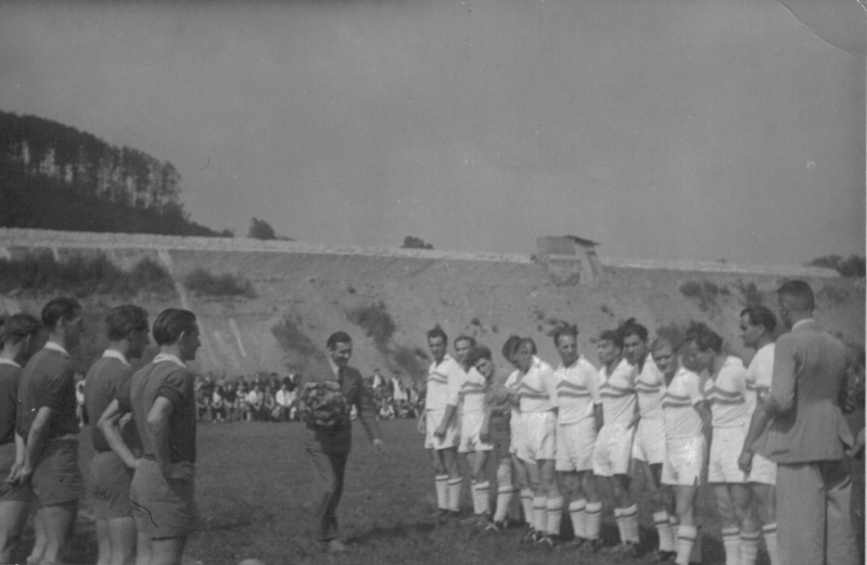 VfB Waldshut - FC Baden (CH) 4:4
Die schweizerischen Gäste aus Baden werden von VfB-Trainer Karl Haas begrüßt. Freundschaftsspiel im Jahre 1949 auf dem Lonzaplatz.

Die traditionell guten Beziehungen des VfB zu unseren schweizerischen Nachbarn wurde mit Begegnungen gegen den FC Baden sowie die Blue Stars Zürich neu belebt. Beide Spiele wurden auf dem "Lonzaplatz" ausgetragen und endeten jeweils mit 4:4 unentschieden.
