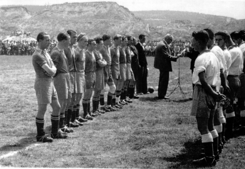 Begrüßung der Mannschaft Bluestars Zürich. Links die Elf des VfB.
