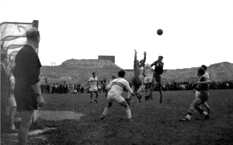 Spielszene aus dem Spiel gegen den FC Baden
Herbert Lüthe versucht per Kopfball zum Erfolg zu kommen.
