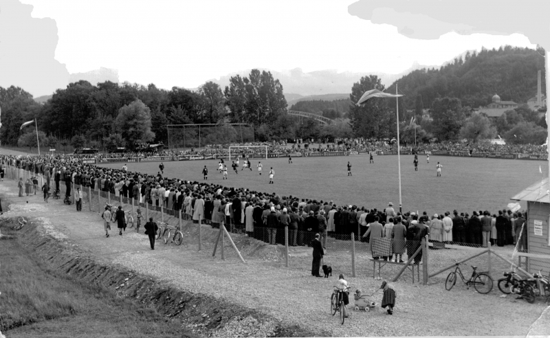 Neue Sportplatz-Anlage des VfB in der Schmittenau
Am 23. und 24. Juni 1951 feierte der VfB Waldshut nachträglich sein vierzigjähriges Vereinsjubiläum und gleichzeitig die Einweihung des neuen Sportplatzes in der Schmittenau. Vor großer Kulisse konnte auf der wunderschön hergerichteten Anlage erstmals eine große internationale Fußballbegegnung ausgetragen werden.
Man sieht die Platzanlage, wie sie auch heute noch genutzt wird. Im Hintergrund die Aare-Brücke. Im Vordergrund war damals noch nicht einmal eine befestigte Strasse. Auch zur Rheinseite gibt es noch nicht die schattenspendede Pappel-Baumreihe.
