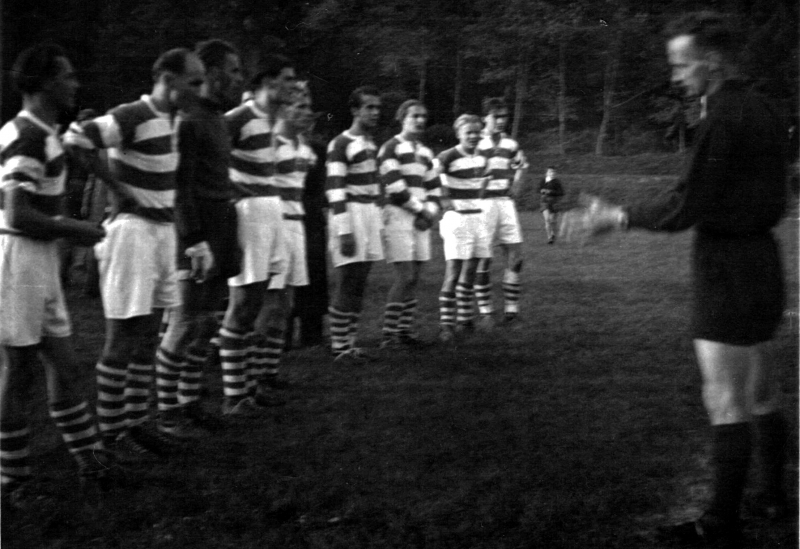 VfB Waldshut 2 - SV Laufenburg 1
Die 2. Mannschaft beim Spiel gegen die 1. Mannschaft des SV 08 Laufenburg. Von rechts: Wiessmer Richard, Rössler Berthold, ?, Kaiser Kurt, Lorenz Konrad, Rimmele Lothar, Fischer (Tor), Huber Hans, Baumann Hans. Nicht auf dem Bild Dietsche Walter, Pongratz Richard.
