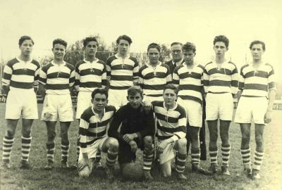 A-Jugend VfB Waldshut 1951
Die Bildunterschrift im Original Bilderrahmen lautet:
Die A-Jugend des VfB Waldshut wünscht ihrem Jugendleiter F. Mayer ein frohes Fest - Weihnachten 1951
Von links: J. Buck, Ernst Stoll, W. Dannenberger, Lothar Baumstark, H. Heinzel, Ferdinand Mayer, G. Koschinsky, W. Nömer, P. Bregulla.. Kniend: G. Funk, S. Brauner, Max Eichkorn.

