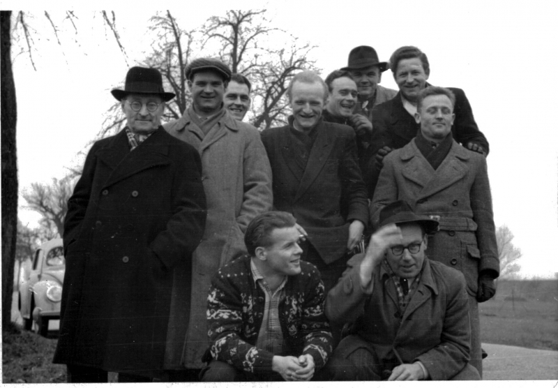 VfB Waldshut - 1. Mannschaft - Saison 1951/52
Auf der Anreise zu einem Auswärtsspiel des VfB. Stehend von links: ?, Ignaz Zöpfel, Herbert Lüthe, Horst Höfer, August Minges, Werner Zetzsche, Willy Buri, Josef Schauer. Vorne: Lutz Moderow, Alfons Bail.
