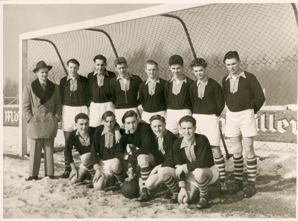 VfB Waldshut A-Jugend - Staffel- und Bezirksmeister
Von links: Trainer H. Maier, Lothar Baumstark, Ernst Klös, Manfred Albers, Hillmann, Nömer, Koschinsky, Heinzel. Kniend: Georg Funk, Bindert, Sigi Brauner, Eichkorn, Ernst Stoll.
