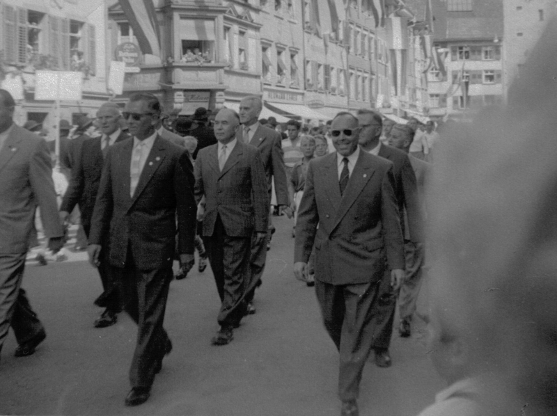 Waldshuter Chilbiumzug 1952 - Die Vorstandschaft
Den Spielern voraus im feinen Zwirn die Herren der Vorstandschaft. Hier in der Kaiserstraße. Die Aufnahme stammet aus dem August 1952.
