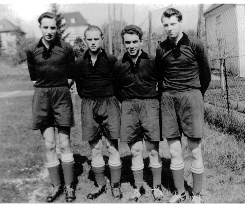 Von der A-Jugend in die 1. Mannschaft
Von der A-Jugend direkt in die 1. Mannschaft des VfB Waldshut. Die Youngster der Saison 1953/54 von links: Ernst Klös, Ewald Bindert, Georg Funk und Lothar Baumstark.

