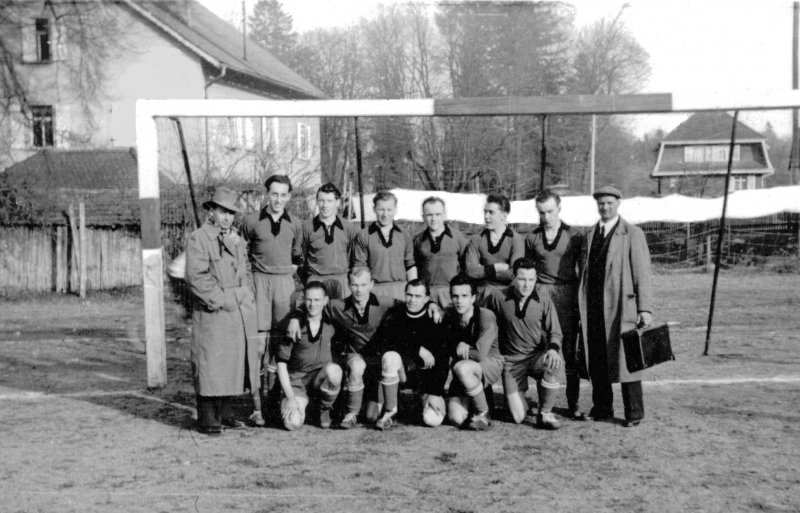 VfB Waldshut - 1. Mannschaft - Saison 1953/54 - Beim SV Pfullendorf
Auswärtsbegegnung der Rückrunde SV Pfullendorf gegen VfB Waldshut 2:5. Hintere Reihe von links: Fritz Fichter, Ernst Klös, Lothar Baumstark, Richard Pongratz, Werner Zetzsche, Georg Funk, Gerhard Ertel, Ignaz Zöpfel. Vordere Reihe: Ewald Bindert, Konrad Lorenz, Heinz Langer, Kurt Kaiser, Georg Busch.
