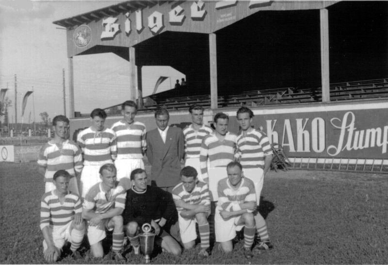 VfB Waldshut - 1. Mannschaft - Turniersieger in Singen 1955
Der VfB war auf Grund seiner fairen und attraktiven Spielweise ein gern gesehener Gast bei Turnieren. Ihre wirkliche Spielstärke, und dass die Mannschaft auch in Singen zu gewinnen vermag, bewies der VfB nach dem eher enttäuschenden Abschneiden in der Meisterschaft anschließend mit einem beeindruckenden Sieg beim Turnier in Singen 1955. Die siegreiche Elf. Hintere Reihe von links: Ernst Stoll, Lothar Baumstark, Ernst Klös, Heinz Müller (Betreuer), Lothar Rimmele, Georg Busch, Kurt Kaiser. Vordere Reihe: Ewald Bindert, Konrad Lorenz, Heinz Langer, Georg Funk, Werner Zetzsche.
