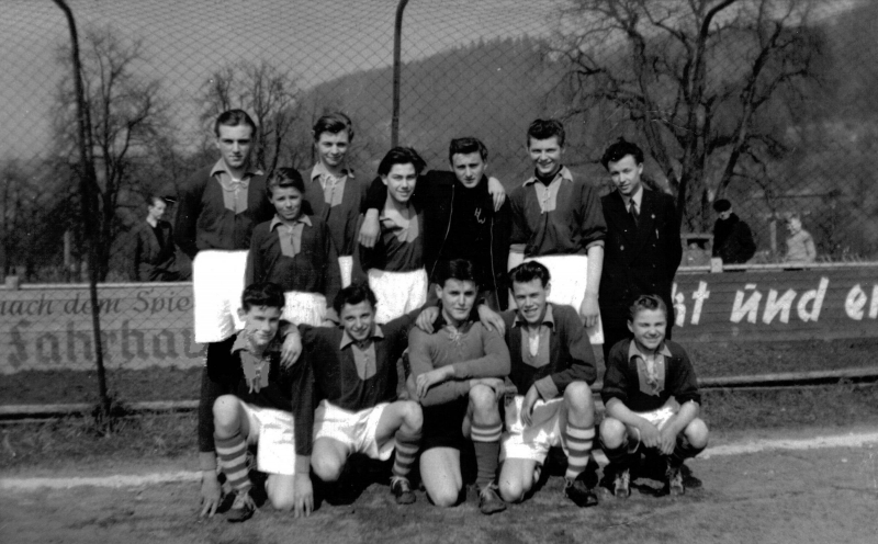 VfB Waldshut - A2-Jugend - Saison 1954/55
In der A-Jugend spielten damals Jugendliche im Alter von 14-18 Jahren. Die Altersgruppe B-Jugend gab es damals noch nicht. Stehend: Heinz Knobloch, Günter Wolfer, Werner Schulz, Udo Gabele, Horst Weiser, Albiez, Papidocha. Kniend: Dieter Leisinger, Papidocha, Walter Bitsch, Walter Ott, Manfred Weiser.
