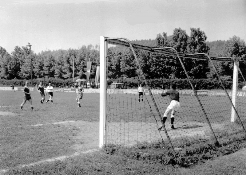 Rolf Buschle im Tor
In der Saison 1954/55 kam überwiegend Rolf Buschle als Torhüter zum Einsatz. Stammtorhüter Heinz Langer versuchte sich derweil als Stürmer. Auf dem Bild die VfB-Spieler (von links) Heli Maier, Richard Pongratz, Konrad Lorenz und Torhüter Rolf Buschle.
