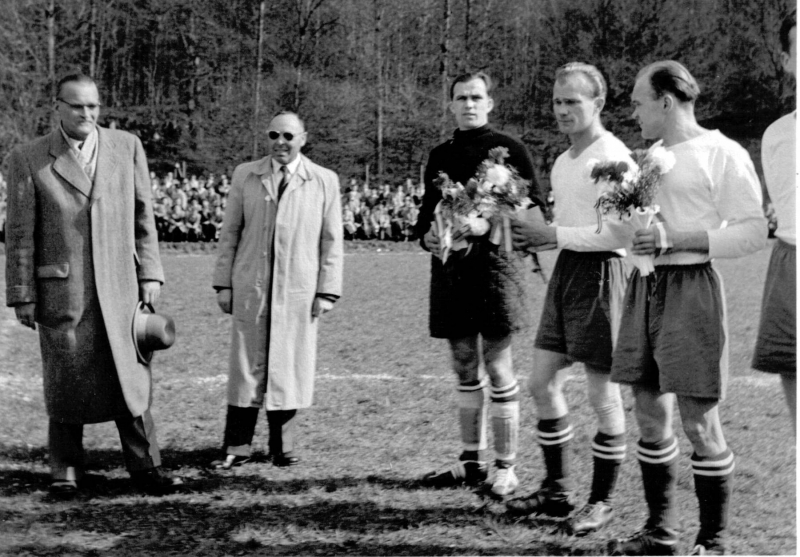 Ehrungen in der 1. Mannschaft
Vor der Rückrundenbegegnung beim FC Tiengen wurden drei VfB-Spieler für ihre vielen Einsätze für den Verein in Blau-Weiß-Rot geehrt. Torwart Heinz Langer (300 Einsätze), Konrad Lorenz (250 Einsätze) und Werner Zetzsche (200 Einsätze). Die Ehrungen wurden vom 1. Vorsitzenden Willy Hagmeier und dem VfB-Geschäftsführer Holzer vorgenommen.
