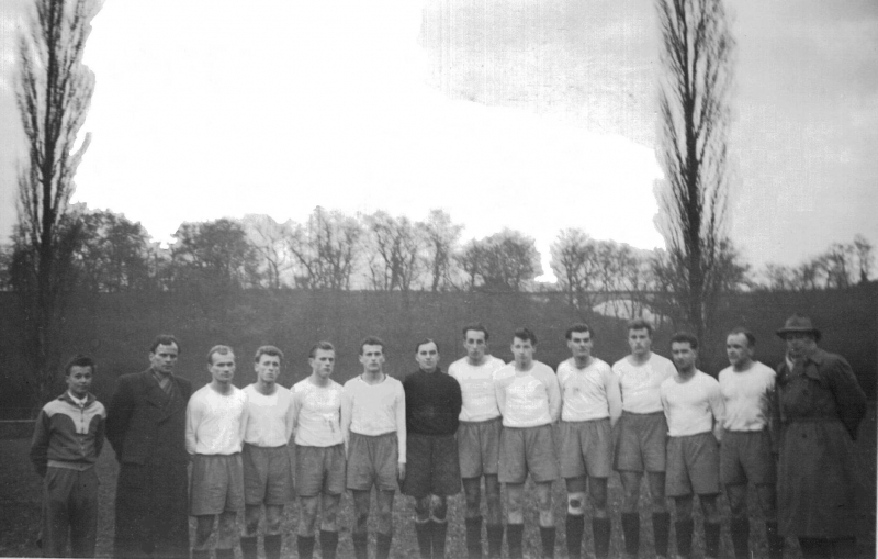 VfB Waldshut - 1. Mannschaft - Saison 1956/57
Von links: unbekannt, Kreisch (Trainer), Konrad Lorenz, Marzian, Ewald Bindert, Heinz Kehrer, Heinz Langer, Ernst Klös, Lothar Baumstark, Lothar Rimmele, Heinz Lotze, Ernst Stoll, Werner Zetzsche, Fritz Fichter (Betreuer). Auswärtsbegegnung der Vorrunde FV Haltingen gegen VfB 2:8.

