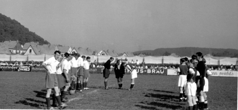 23.09.1956 - Lokalderby VfB Waldshut - FC Tiengen vor dem Anpfiff
Vor dem Anpfiff - die Mannschaften des VfB und des FC Tiengen. Zahlungsunwillige Zaungäste wurden damals durch Tücher, die rund um den Platz gespannt waren, am Einblick gehindert. Das Spiel endete 2:2.
