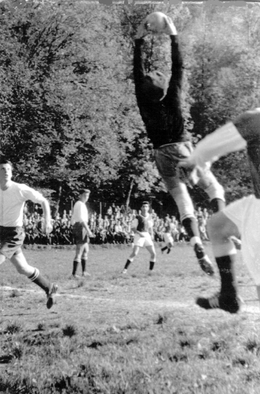 Heinz Langer beim Spiel FC Tiengen - VfB Waldshut
Die Beherrschung des Strafraumes - eine Stärke von Heinz Langer. Die 1:2 Niederlage konnte jedoch auch er nicht verhindern. Links die Abwehrspieler Lothar Baumstark und Heinz Lotze.
Schlüsselwörter: 1957-58 1. Mannschaft Heinz Langer FC Tiengen