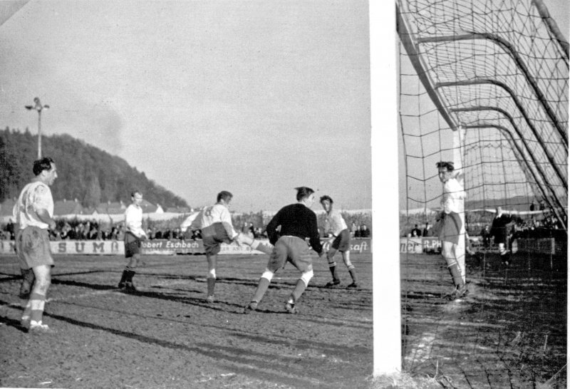 Torhüter Heinz Langer
In der Vorrunde noch Torhüter des VfB - Heinz Langer. Danach wechselte er zum FC Erzingen. Weiter auf dem Bild die VfB-Spieler Konrad Lorenz (2. von links), Gerhard Ertel (5. von links) sowie auf der Torlinie Ernst Klös.
Schlüsselwörter: 1957-58 1. Mannschaft Heinz Langer