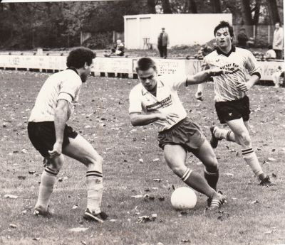 Christoph Sprenger
Im Herbst 1986 wirbelt Christoph Sprenger die Gegner ordentlich durcheinander, hier beim Heimspiel gegen den FC Herrischried (1:0). Eigentlich noch A-Jugendspieler, wurde er freigemacht. Die Mannschaft erlitt zuvor durch Verletzungen einen Aderlaß.
