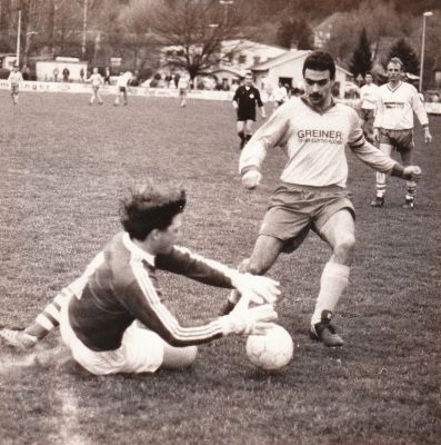 Torhüter Ingo Siefermann
Siefermann vor dem heranstürmenden Maulburger Angreifer. Bezirksliga Saison 1989/90. Das Spiel im Frühjahr 1990 ging mit 1:5 verloren.
