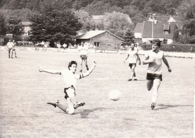 Dietmar Knab mit einer Direktabnahme
Im Hintergrund Joachim Stoll und Michael Rotzinger. Saison 1983/84, Gegner: SV Lottstetten.
