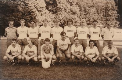 VfB Waldshut - 1. Mannschaft - Saison 1990/91
Oben von links: Trainer Günter Knobloch, Axel Bindert, Michael Rotzinger, Thomas Muffler, Klaus Plogmann, Uwe Bartram, Axel Knobloch, Joachim Stoll, Betreuer Hardy Buschle. Unten von links: Jochen Zuber, Jürgen Keller, Ingo Siefermann, Allen Softic, Stefan Müller, Ralf Wagner, Roland Buchholz. Aufnahme auf dem Tiengener Langstein Sportplatz.
