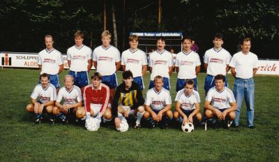 VfB Waldshut - 1. Mannschaft - Saison 1990/91
Oben von links: Jürgen Keller, Volker Bindert, Thomas Muffler, Klaus Plogmann, Joachim Stoll, Allen Softic, Dario, Betreuer Hardy Buschle. Unten von links: Helmut Müller, Harry Runge, Torwart Ingo Siefermann, Torwart Wünsche, Roland Buchholz, Klaus Betz, Manfred Rüd.
