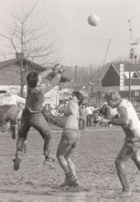 VfB Waldshut - SV Gurtweil
Auf dem matschigen Hartplatz. Wir sehen Torhüter Siefermann, Verteidiger Michael Rotzinger und Angreifer Peter Künze.
