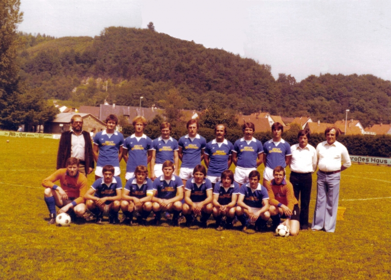 VfB Waldshut - 1. Mannschaft - Saison 1979/80
Stehend von links: Hans-Peter Bühler (Betreuer), Wolfgang Tröndle, Hans-Jörg Huber, Wolfgang Mülhaupt, Jürgen Umminger, Alfred Wagner, Bruno Maier, Uwe Glöckner, Reinhard Zuber (Trainer), Knobloch Heinz (Spielausschuss-Vorsitzender). Kniend: Volker Künze, Hans-Peter Meier, Michael Hamburger, Ulrich Rotzinger, Michael Rotzinger, Joachim Stoll, Norbert Wünsche, Wolfgang Kunzelmann.
