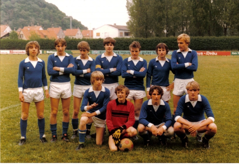 VfB Waldshut - B-Junioren - Saison 1979/80
Stehend von links: Andreas Glöckner, Peter Knobloch, Roland Buchholz, Ludwig Weinkötz, Fritz Sanke, Thomas Jehle, Armin Behrendt. Kniend: ???, Gerd Müller, Christoph Beck, Thomas Muffler.
