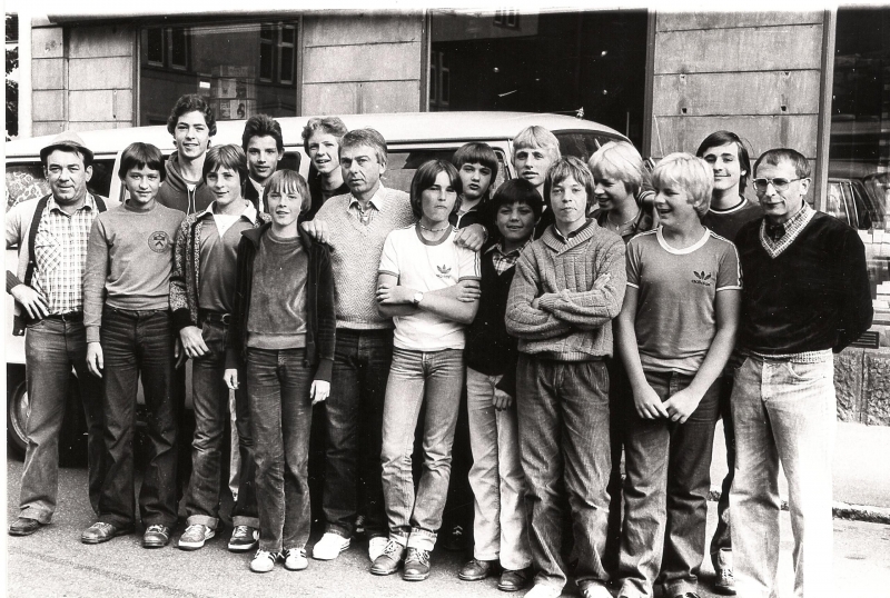 VfB Waldshut - C-Junioren - Saison 1979/80
Von links: Georg Funk (Betreuer), Peter Vogel, Harald Wechlin, Uwe Jockers, Norbert Bachmann, Gernot Wegmann, Steffen Ziegler, Hermann Haliewicz (Trainer), Matthias Gäng, ?? Name nicht bekannt ??, Bert Haliewicz, Axel Knobloch, Jochen Zuber, Roland Heidt, Hardy Hamburger, Martin Weinkötz und Vater Heidt (Betreuer).

Das Bild der C-Jugend entstand vor der Hochrhein-Buchhandlung neben dem Bilger Bräu, wo damals üblicherweise der Treffpunkt für Auswärtsspiele war. Anlass war ein Ausflug in die Flumser Berge im Juni 1980.
