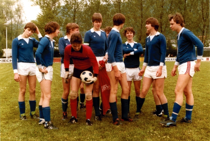 Schnappschuss nach dem Mannschaftsfoto
Dietmar Knape, Achim Fischer, Peter Knobloch, Torwart Michael Kaiser, Martin Ruppelt, Wolfgang Ertel (im Hintergrund), Bernd Siebold, Dominik Heizmann, Martin Stoll, Wolfgang Schick.
