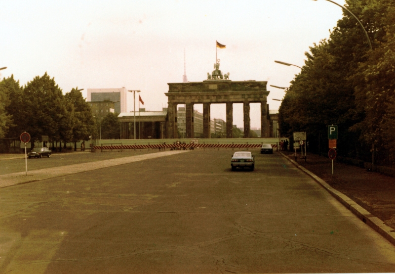 Das Brandenburger Tor
Mit dem Bus kann man im Schritttempo vorbeifahren.
