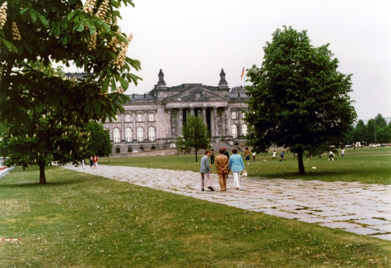 Der Reichstag 1980
Da ging es noch beschaulicher zu. Auf der großen Wiese vor dem Reichstag wurde Fussball gespielt.
