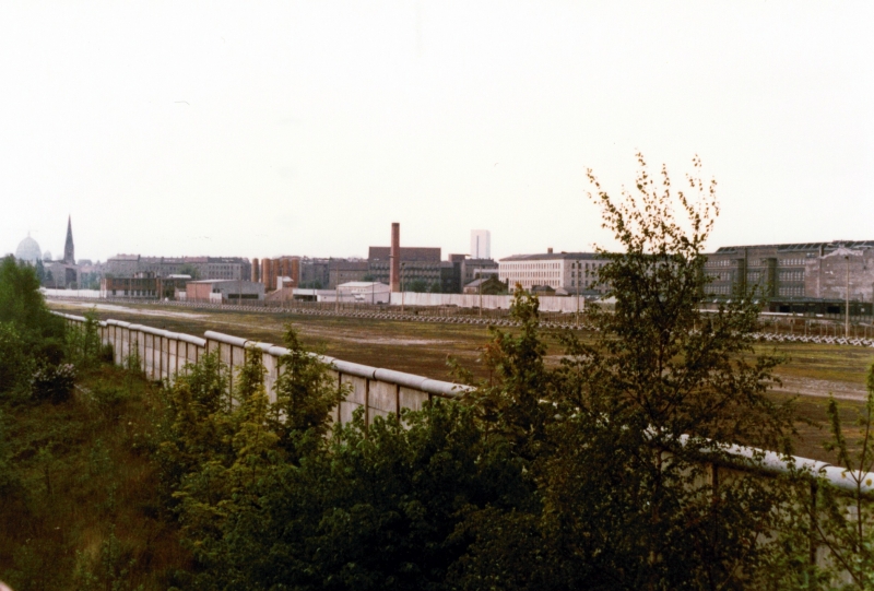 Die Mauer und der Todesstreifen mitten durch Berlin
