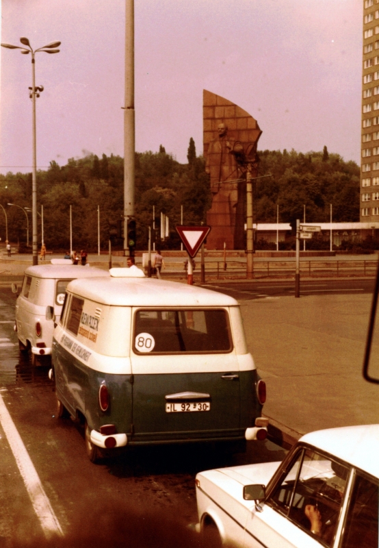 DDR-Alltag
Impressionen bei der Stadtrundfahrt durch Ostberlin.
