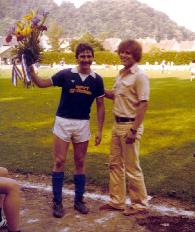 Verabschiedung von Bruno Maier
Der langjährige Torjäger des VfB Waldshut wurde beim Spiel gegen die Amateure des VfB Stuttgart verabschiedet mit Blumen. Auf dem Bild Bruno Maier und Trainer Alfons Schibli.
