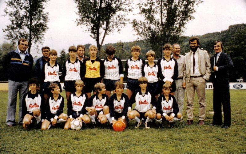 VfB Waldshut - C-Junioren - Saison 1983/84
Stehend von links: Heinz Knobloch (1. Vorsitzender), Günter Stauch (Trainer), Christian Kalt, Robert Thermer, Hubert Betz (Betreuer), Thomas Langer, David Beck, Klaus Fricker, Klaus Plogmann, Michael Kern, Peter Köppen (Jugendleiter), 2 Vertreter der Fa. Famila. Kniend: Stefan Wünsche, Peer Eisenberg, Heiko Hass, Christian Rotzinger ??, Ralf Bartram, Patrick Schilling, Klaus Betz. 
