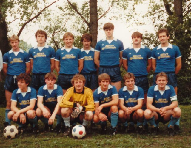 VfB Waldshut - 1. Mannschaft - Saison 1983/84
Vorsicht: Bildqualität ist nicht optimal. Oben von links: Jürgen Keller, Uwe Bartram, Peter Knobloch, Joachim Stoll, Martin Ruppelt, Ludwig Weinkötz, Wolfgang Tröndle. Unten von links: Dominik Heizmann, Thomas Jehle, Gerd Müller, Roland Buchholz, Andreas Glöckner, Spielführer Michael Hamburger. Aufnahme aus dem Frühjahr 1984.
