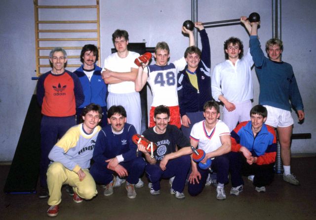 VfB Waldshut 1. Mannschaft - Vorbereitung im Kraftraum
Vorbereitung der 1. Mannschaft auf die Rückrunde 1985/86 (Januar 1986) im Kraftraum des Waldshuter Hochrhein-Gymnasium. Auf dem Bild stehend von links: Trainer Udo Gabele, Joachim Stoll, Martin Ruppelt, Axel Knobloch, Michael Hamburger, Uwe Bartram, Roland Heidt. Kniend von links: Tommy Buschle, Michael Rotzinger, Hans-Peter Meier, Roland Buchholz, Herbert Zimmermann.
