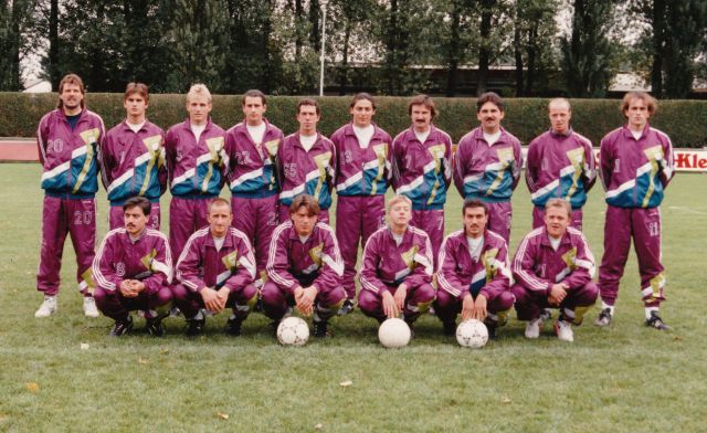 VfB Waldshut - 1. Mannschaft - Saison 1992/93
Obere Reihe von links: Trainer Brian Eddie, Jacek Przeliorz, Spielführer Axel Knobloch, Piero Violante, Ralf Wagner, Salvatore Vaccalluzzo, Joachim Stoll, Michael Rotzinger, Jürgen Keller, Uwe Bartram. Untere Reihe von links: Ismail Kiszilhan, Roland Buchholz, Ingo Siefermann, Martin Flieder, Hakan Akbürü, Betreuer Michael Hamburger. Nicht auf dem Bild: Betreuer: Tommy Buschle, Allen Softic, Stefan Brauner, Patrick Schilling, Uwe Deckert, Uwe Hermle, Abteilungsleiter Aktiv Martin Ruppelt.
Kreisliga A Staffel 2, am 16.09.1992, VfB Waldshut - SV Obersäckingen 3:3, Aufgenommen von Werner Tröndle.

