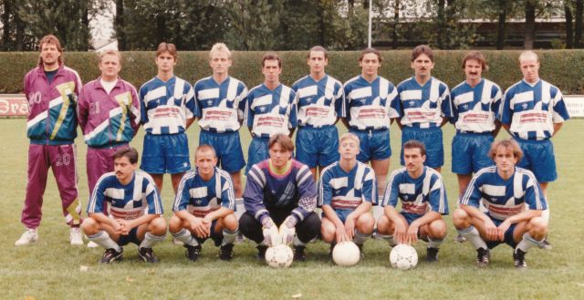 VfB Waldshut - 1. Mannschaft - Saison 1992/93
Obere Reihe von links: Trainer Brian Eddie, Betreuer Michael Hamburger, Jacek Przeliorz, Spielführer Axel Knobloch, Ralf Wagner, Piero Violante, Salvatore Vaccalluzzo, Michael Rotzinger, Joachim Stoll, Jürgen Keller. Untere Reihe von links: Ismail Kiszilhan, Roland Buchholz, Ingo Siefermann, Martin Flieder, Hakan Akbürü, Uwe Bartram. Nicht auf dem Bild: Betreuer: Tommy Buschle, Allen Softic, Stefan Brauner, Patrick Schilling, Uwe Deckert, Uwe Hermle, Abteilungsleiter Aktiv Martin Ruppelt.
Kreisliga A Staffel 2, am 16.09.1992, VfB Waldshut - SV Obersäckingen 3:3, Aufgenommen von Werner Tröndle.

