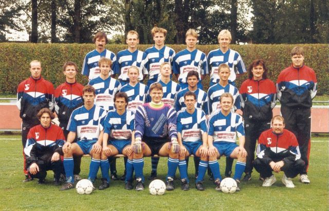 VfB Waldshut - 1. Mannschaft - Saison 1993/94
Obere Reihe von links: Joachim Stoll, Spielführer Axel Knobloch, Markus Stoll, Klaus Plogmann, Spielertrainer Peter Humbel. Mitllere Reihe Jürgen Keller, Dominik Heizmann, Axel Bindert, Andreas Schneider, Martin Flieder Michele Basciu, Roland Buchholz, Betreuer Tommy Buschle, Abteilungsleiter Aktiv Martin Ruppelt. Untere Reihe: Marco Marquardt, Norbert Bachmann, Marco Baotic, Patrick Ruppelt, Ralf Wagner, Michael Hamburger, Stefan Wagner. Nicht auf dem Bild: Betreuer Klaus Fricker, Heiko Hass, Uwe Hermle.
Kreisliga A Staffel 3, Samstag, 27.09.1993, VfB Waldshut - SC Hohentengen - 1:0, Aufgenommen von Alexander Papasoglu.
