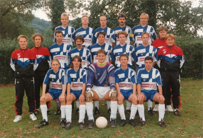 VfB Waldshut - 1. Mannschaft - Saison 1994/95
Obere Reihe von links: Axel Knobloch, Martin Flieder, Jürgen Keller, Spielführer Dietmar Knab, Spielertrainer Peter Humbel. Mittlere Reihe: Christian Henze, Dominik Bossart, Norbert Bachmann, Joachim Stoll, Philipp Büchler, Markus Stoll, Axel Bindert, Abteilungsleiter Aktiv Martin Ruppelt, Betreuer Klaus Fricker. Untere Reihe: Andreas Schneider, Thorsten Bittl, Patrick Ruppelt, Dominik Heizmann, Michele Basciu. Nicht auf dem Bild: Klaus Plogmann.
Kreisliga A Staffel 3, Samstag, 08.10.1994, VfB Waldshut - SpVgg. Wutöschingen, Bild von Alexander Papasoglu.
