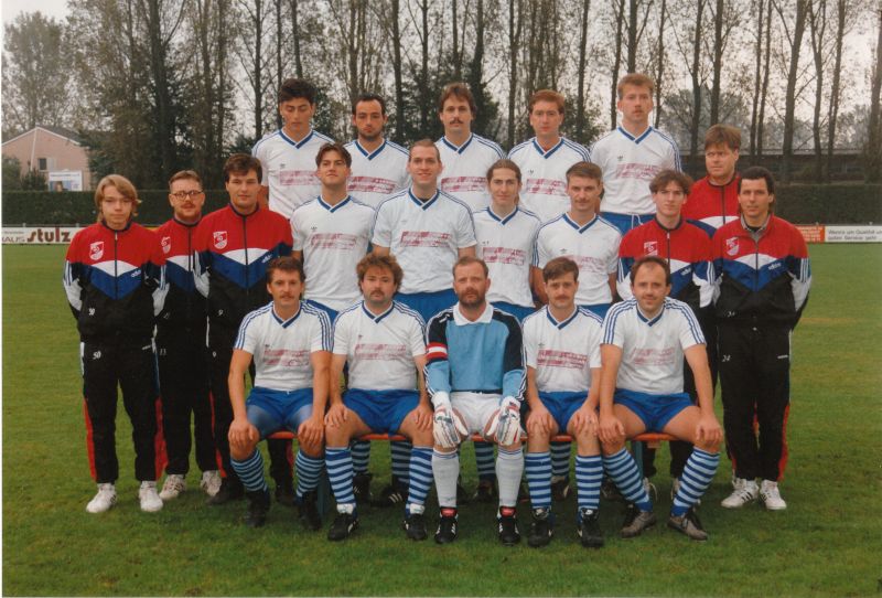 VfB Waldshut 3. Mannschaft - Saison 1994/95
Obere Reihe von links: Salvatore Vaccalluzzo, Pietro Genna, Bodo Künzle, Ralf Fricker, Alexander Papasoglu. Mittlere Reihe: Andreas Steinwachs, Marco Müller, Thor Klaas, Marcel Knobloch, Stefan Preis, Marco Marquart, Manfred Hass, Alexander Graf, Abteilungsleiter Aktiv Martin Ruppelt, Betreuer Norbert Wünsche. Untere Reihe: Achim Fischer, Michael Münch, Spielführer Gerd Müller, Helmut Müller, Wolfgang Ertel. Nicht auf dem Bild: Martin Weinkötz, Marc Flieder, Frank Gäng, Kai Thumann.
Kreisliga C Staffel 5, So. 02.10.1994, VfB Waldshut III - ESV Waldshut II - 1:1, Bild von Ralf Wagner.
