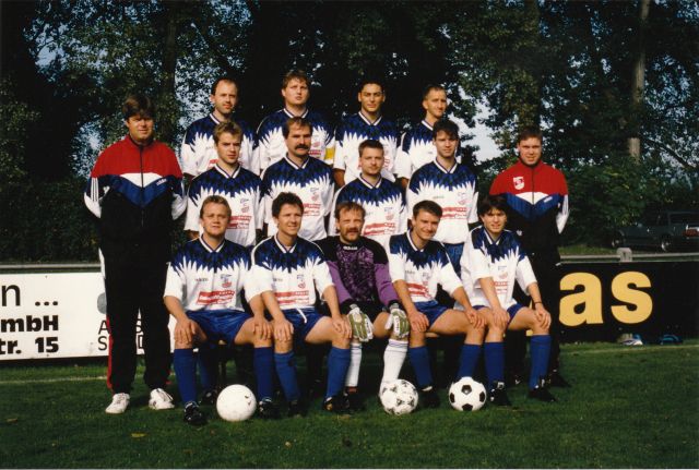 VfB Waldshut 2. Mannschaft -  Saison 1995/96
Obere Reihe von links: Wolfgang Ertel, Spielführer Stefan Bauer, Salvatore Vaccalluzzo, Roland Buchholz. Mittlere Reihe: Abteilungsleiter Aktiv Martin Ruppelt, Michael Betz, Martin Stoll, Jochen Zuber, Norbert Bachmann, Betreuer Volker Bindert. Untere Reihe: Spielertrainer Michael Hamburger, Dominik Heizmann, Gerd Müller, Manfred Hass, Thorsten Bittl. Nicht auf dem Bild: Christian Henze, Michael Rotzinger.
Kreisliga B Staffel 5,  Sonntag, den 17.09.1995, VfB Waldshut II - SV Rheintal II - 2:1, Aufgenommen von Uli.
