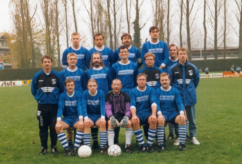 VfB Waldshut - 3. Mannschaft - Saison 1996/97 - Kreisliga C5
Obere Reihe von links: Dirk Flieder, Pietro Genna, Michael Münch, Martin Weinkötz, Stefan Preis. Mittlere Reihe: Achim Fischer, Flieder, Arno Gelbert, Christian Wagner, Ralf Fricker, Alexander Papasoglu. Vordere Reihe: Helmut Müller, Andreas Steinwachs, Gerd Müller, Volker Bindert, Marco Müller.
