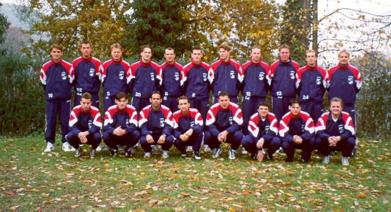 1. Mannschaft des VfB 1997/1998
Oben von links: Trainer Hansi Rotzinger, Marco Strobl, Klaus Plogmann, Alpaslan (Abo) Ortancioglu, Manfred Rüd, Uwe Hollecker, Frank Maier, Axel Bindert, Volker Bindert, Stefan Brauner, Peter Humbel. Untere Reihe: Klaus Betz, Valdet Sejdiu, Toni Mitkidis, Femi Lahi, Thomas Nusser, Michele Basciu, Björn Bittl, Michael Hamburger.
