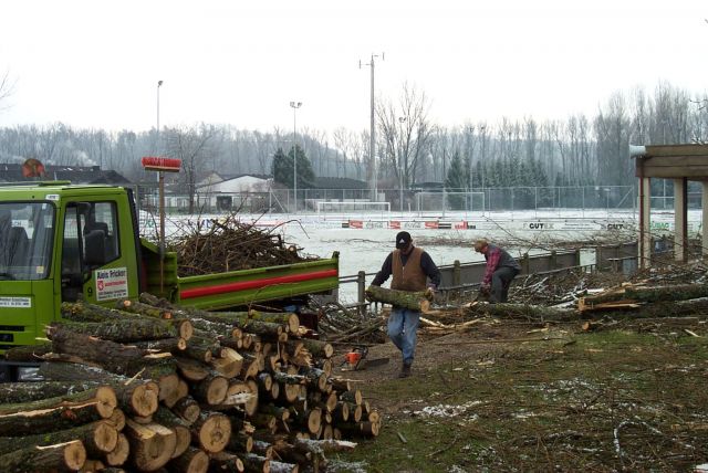 Aufräumarbeiten nach dem Sturm
Noch im alten Jahr gingen eine Handvoll fleißige VfBler mit mehr oder weniger schwerem Gerät an die Aufräumarbeiten. Nach dem Jahrhunderthochwasser vom Mai 1999 wurde die VfB-Anlage durch diesen Sturm erneut außerordentlich in Mitleidenschaft gezogen.
