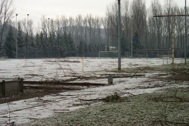 Aufräumen im neuen Jahr
Im neuen Jahrtausend standen folglich neben dem Trainings- und Spielbetrieb im Zuge der Vorbereitung auf das Jubiläum auch die Sanierung des Sportgeländes auf dem Plan. Wie viele Arbeitsstunden hier von der 1., 2. und 3. Mannschaft über die Alten Herren bis hin zur Jugend erbracht wurden, ist nicht dokumentiert. An etlichen Trainigsabenden begann das Training 2 Stunden früher und einige hatten neben ihren Kickschuhen auch die Spitzhacke von zuhause dabei um dem Unkraut den Garaus zu machen.
